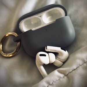 Apple AirPods Pro 2nd Gen w/grey-silicone case